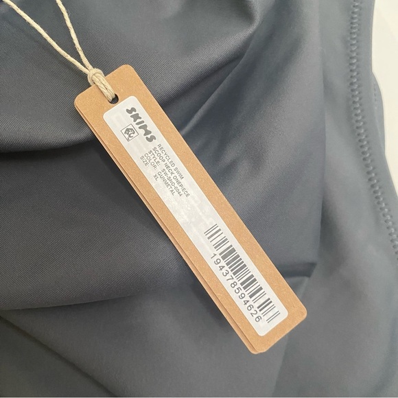 Skims signature swim SCOOP NECK ONE PIECE NWT - Picture 5 of 8